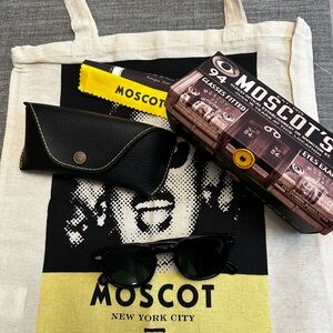 Used Moscot lemtosh in a size 46, in great condition with all of the of acces